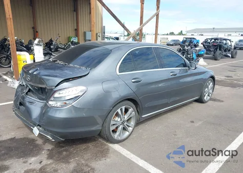 2018 Mercedes-Benz C 300 z USA, uszkodzony, nr VIN 55SWF4JB4JU256062